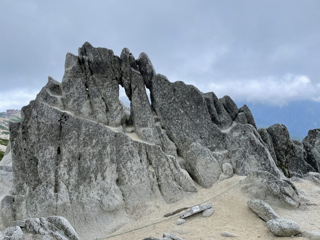 燕岳のめがね岩